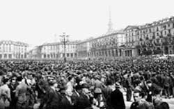 6 maggio 1945, piazza Vittorio Veneto. Folla e partigiani alla sfilata.