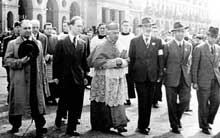 6 maggio 1945. L'arcivescovo di Torino, Maurilio Fossati in piazza Vittorio con i rappresentatnti del Clnrp.