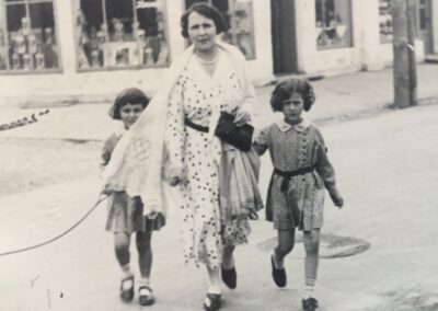 1931 a Riga con la madre e la sorella